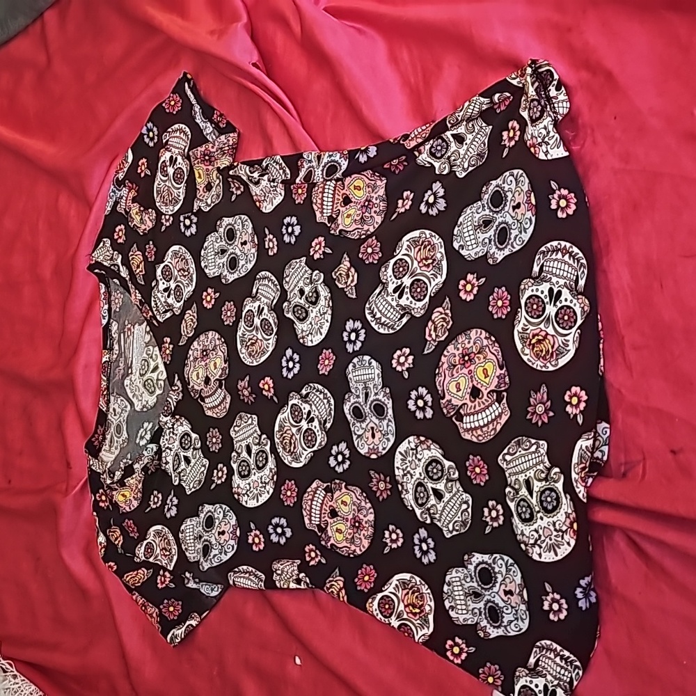 This never worn T-shirt. Has scolls and flowers representing el diade los muerto